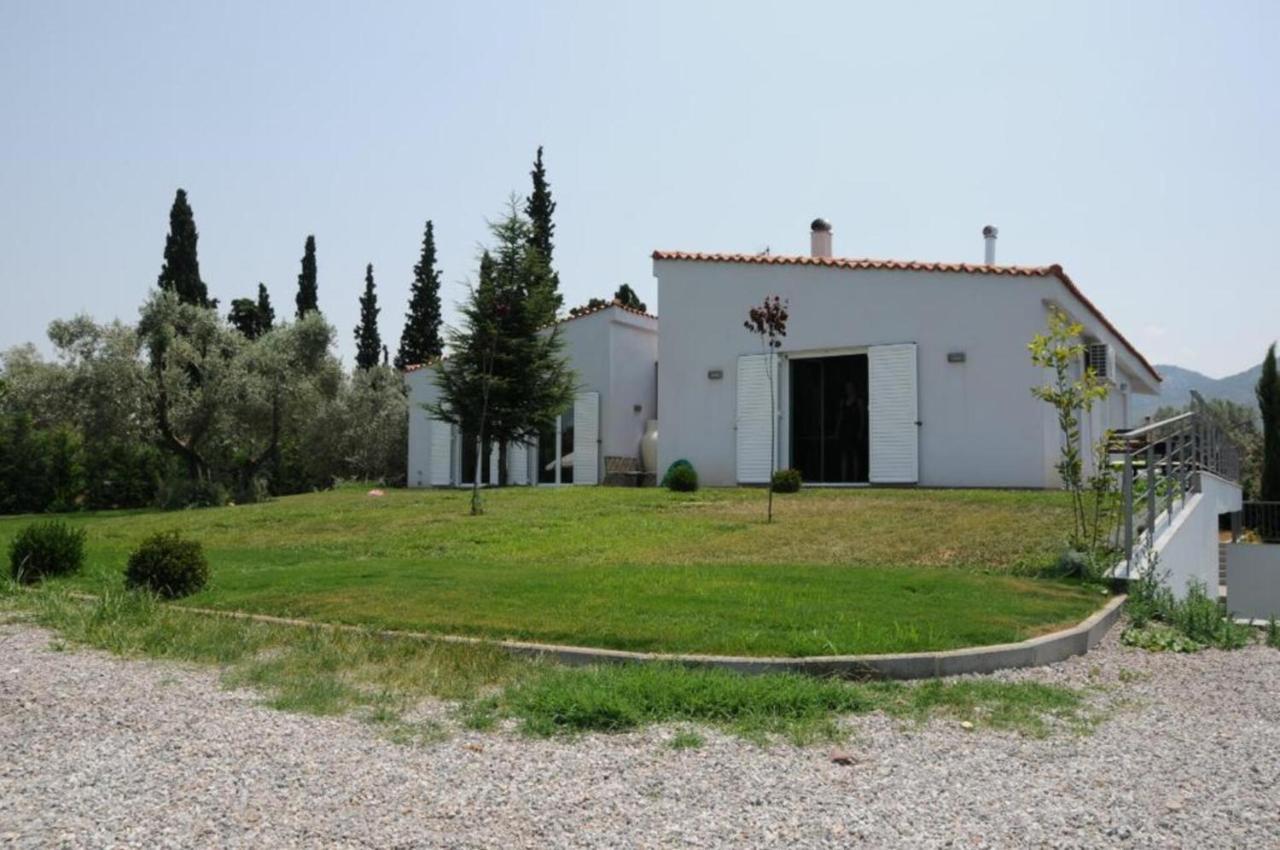 Luxurious 6 bedroom villa In A Great Location Chalkís Extérieur photo