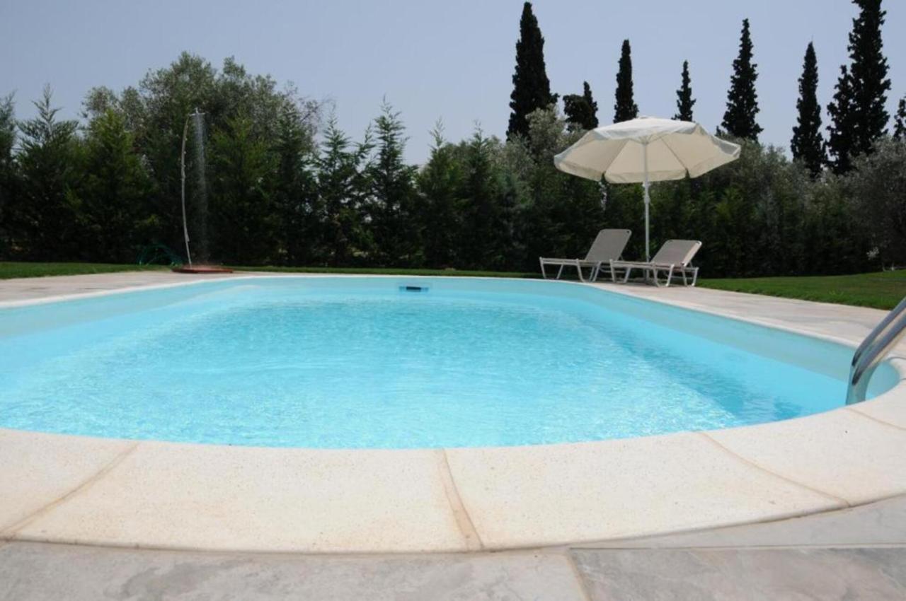 Luxurious 6 bedroom villa In A Great Location Chalkís Extérieur photo