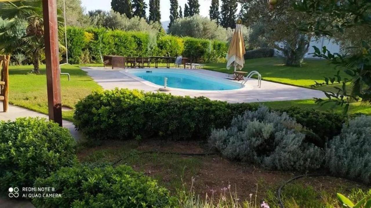 Luxurious 6 bedroom villa In A Great Location Chalkís Extérieur photo