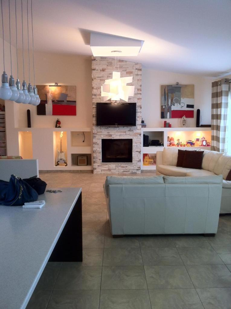 Luxurious 6 bedroom villa In A Great Location Chalkís Extérieur photo